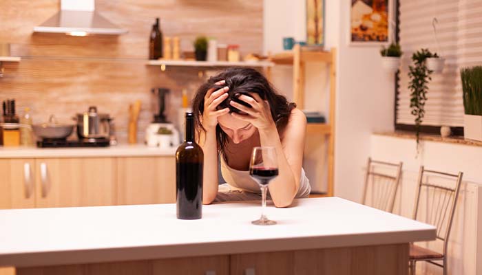 Chịu nhiều áp lực cũng là yếu tố nguy cơ dẫn đến nghiện rượu