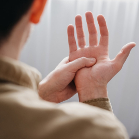 Bệnh Parkinson ở người trẻ: Nguyên nhân và dấu hiệu nhận biết sớm