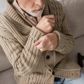 Bệnh Parkinson run tay là gì? Nguyên nhân và mức độ nguy hiểm