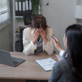 Bị trầm cảm có nên đi làm tiếp hay tạm dừng công việc?