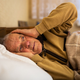 Mất ngủ ở người già: Nhận biết, nguyên nhân và giải pháp điều trị