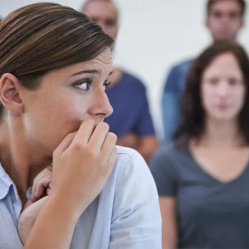 Ngại giao tiếp là gì? Nguyên nhân và cách cải thiện 