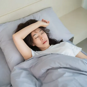 Ngủ 2 tiếng 1 đêm có sao không? Ảnh hưởng đến sức khỏe ra sao