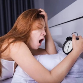 Ngủ hay bị giật mình mỗi đêm do đâu? Cách cải thiện hiệu quả