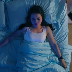 Nhắm mắt nhưng không ngủ được: Nguyên nhân và cách ngủ nhanh