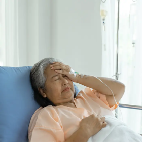 Rối loạn giấc ngủ ở bệnh nhân ung thư do đâu? Làm gì để cải thiện? 