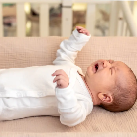 Trẻ bị co giật chân tay khi ngủ: Cha mẹ cần xử trí thế nào?