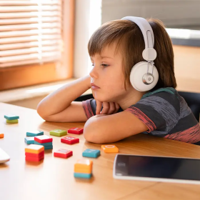 Tự kỷ có phải là trầm cảm không? Hiểu đúng để không nhầm lẫn