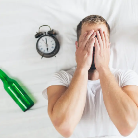 Uống rượu mất ngủ vì sao? Phải làm sao để ngủ ngon trở lại?